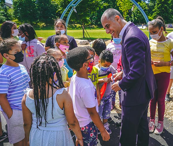 mayor elorza at a ribbon cutting