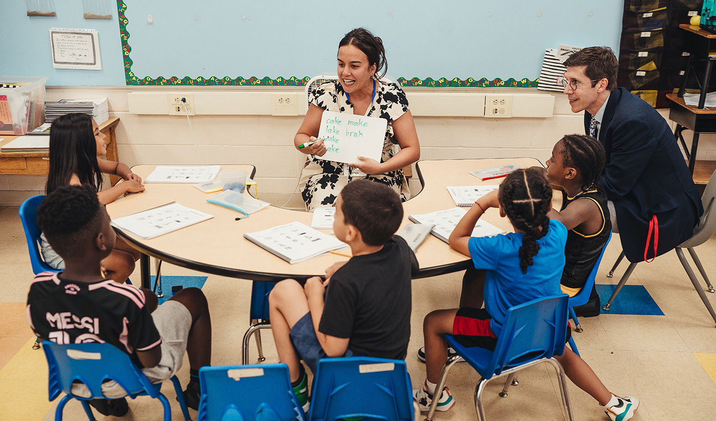 Mayor smiley with students and a teacher