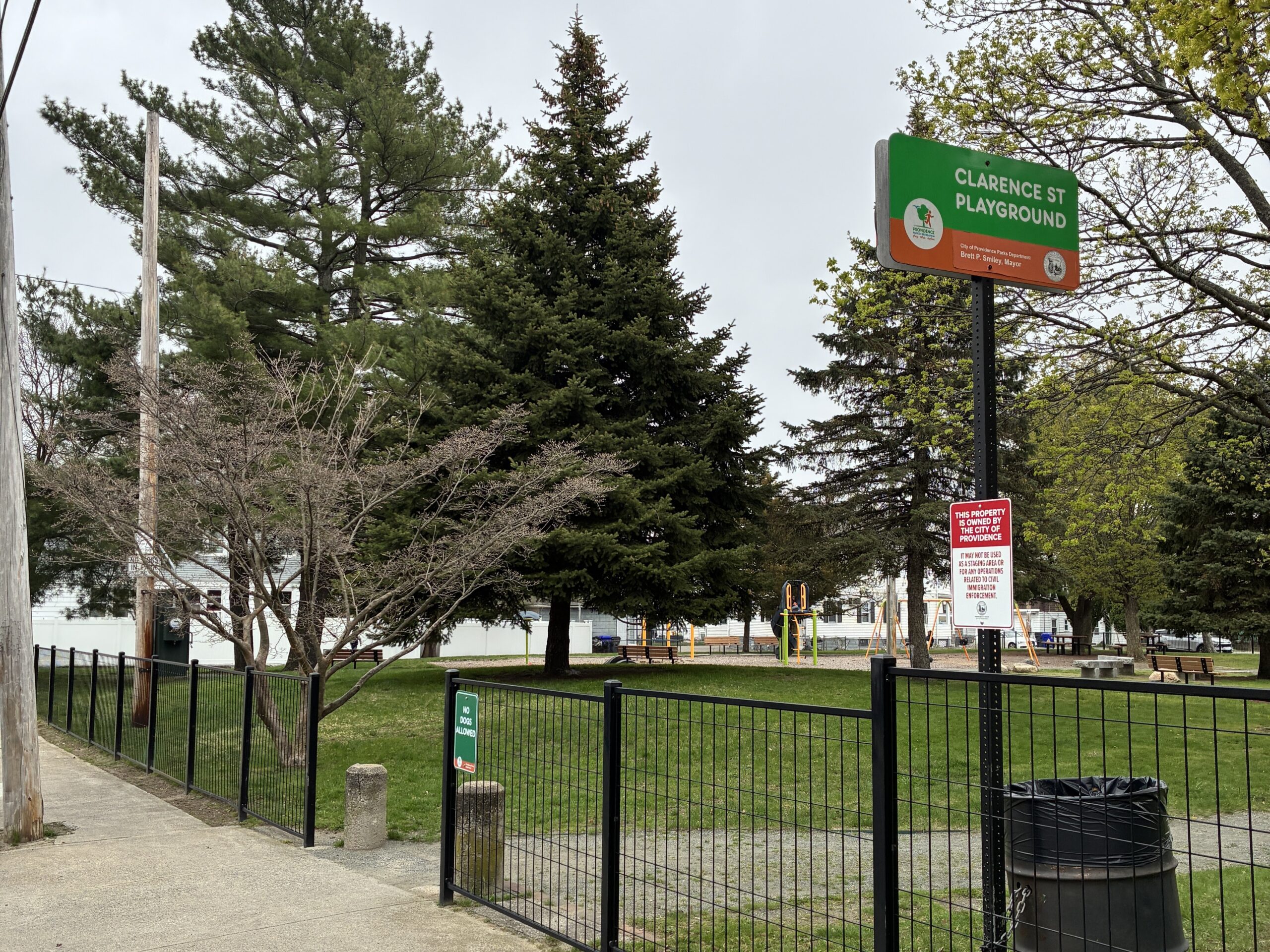 photo showing the entrance to the Clarence Street PLayground