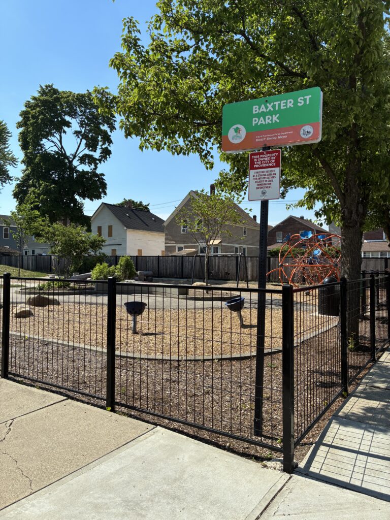 photo showing the sign for Baxter St Park