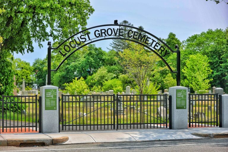 Photo showing the entrance gate to Locust Grove Cemetery