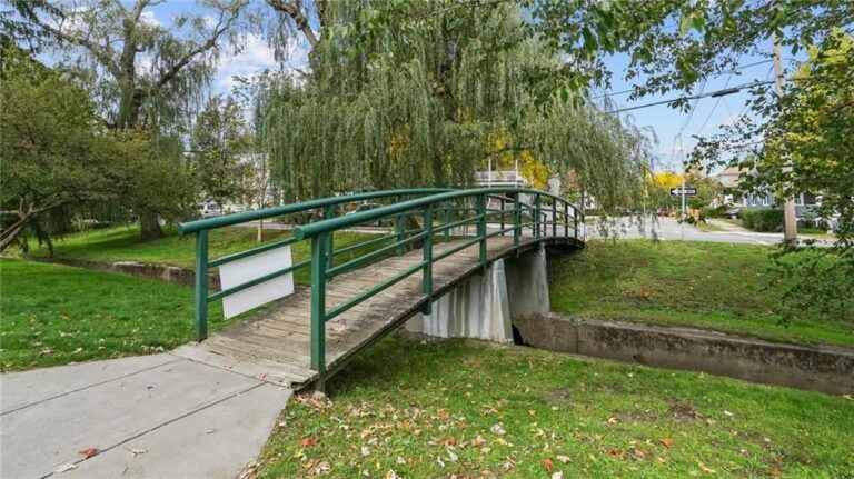 Photo showing a pedestrian bridge in Pleasant Valley Parkway
