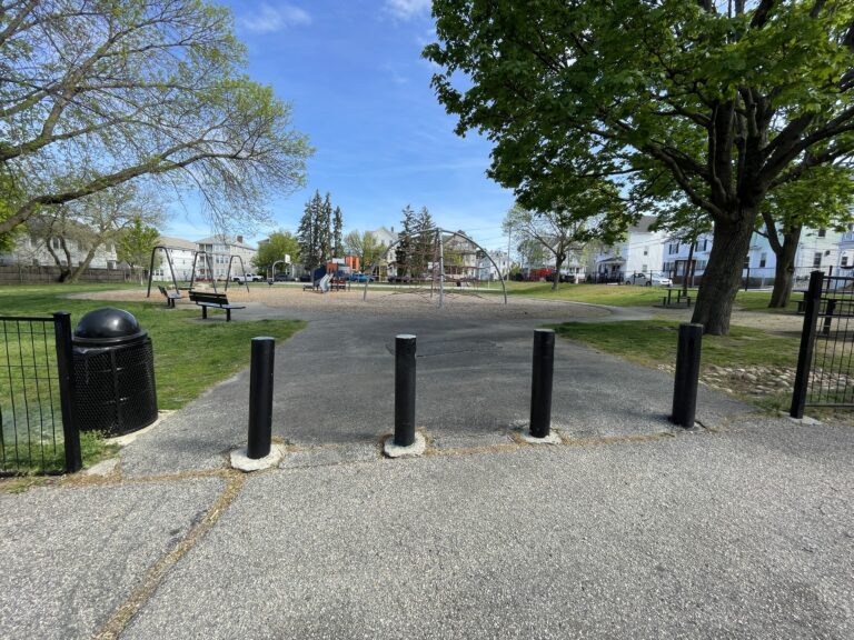 Major Park Rosedale St entrance is accessible to the picnic area