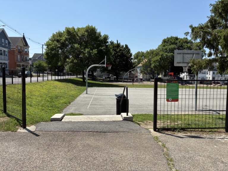 Major Park Wendell St entrance at the basketball court has stairs
