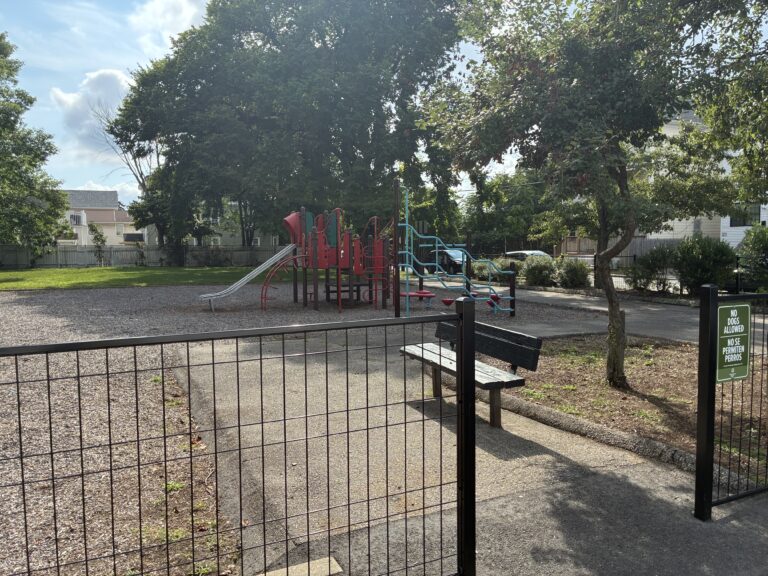 Warren St Park Fuller St entrance with park bench